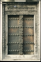 Typowe zanzibarskie drzwi 